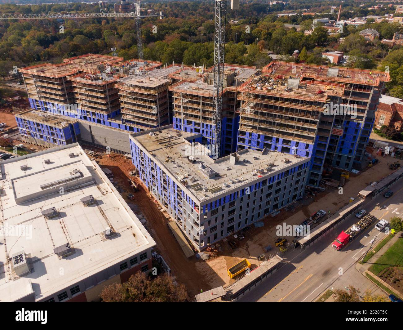 Bilder der Drohne am Tag des Hochhauses im Bau in der Innenstadt von Raleigh, North Carolina Stockfoto