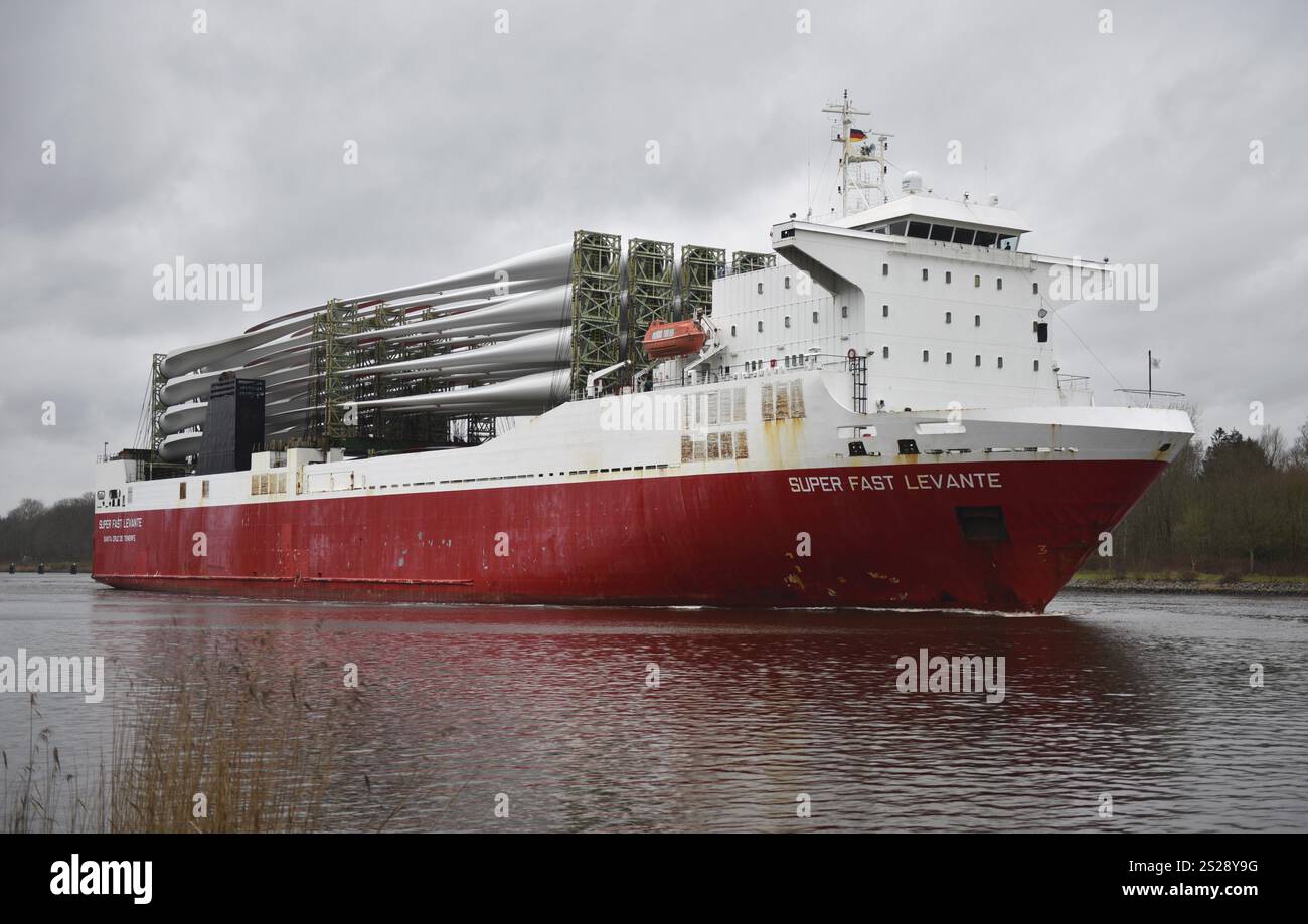 RO-Ro Frachtschiff, Frachtschiff Super Fast Levante mit Rotorblättern für Windräder im Kieler Kanal, NOK, Kieler Kanal, Schleswig-Holstein Stockfoto