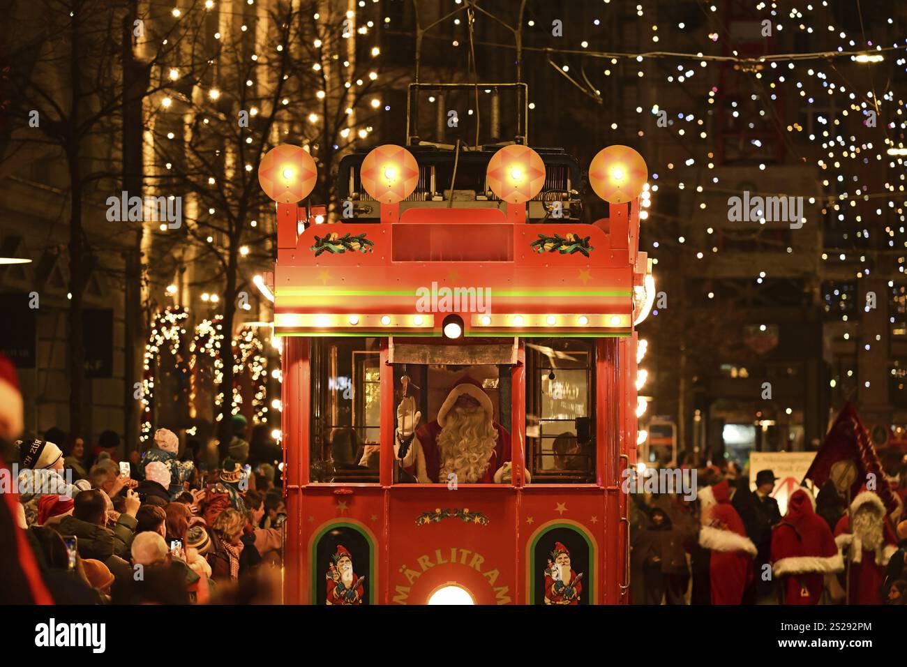 St. Nicholas-Parade oder Chlaus-Parade mit Maerlitram entlang der Bahnhofstraße, Stadtzentrum, Zürich Stockfoto St. Nicholas-Parade oder Chlaus-Parade mit Maerlitram entlang der Bahnhofstraße, Stadtzentrum, Zürich Stockfoto