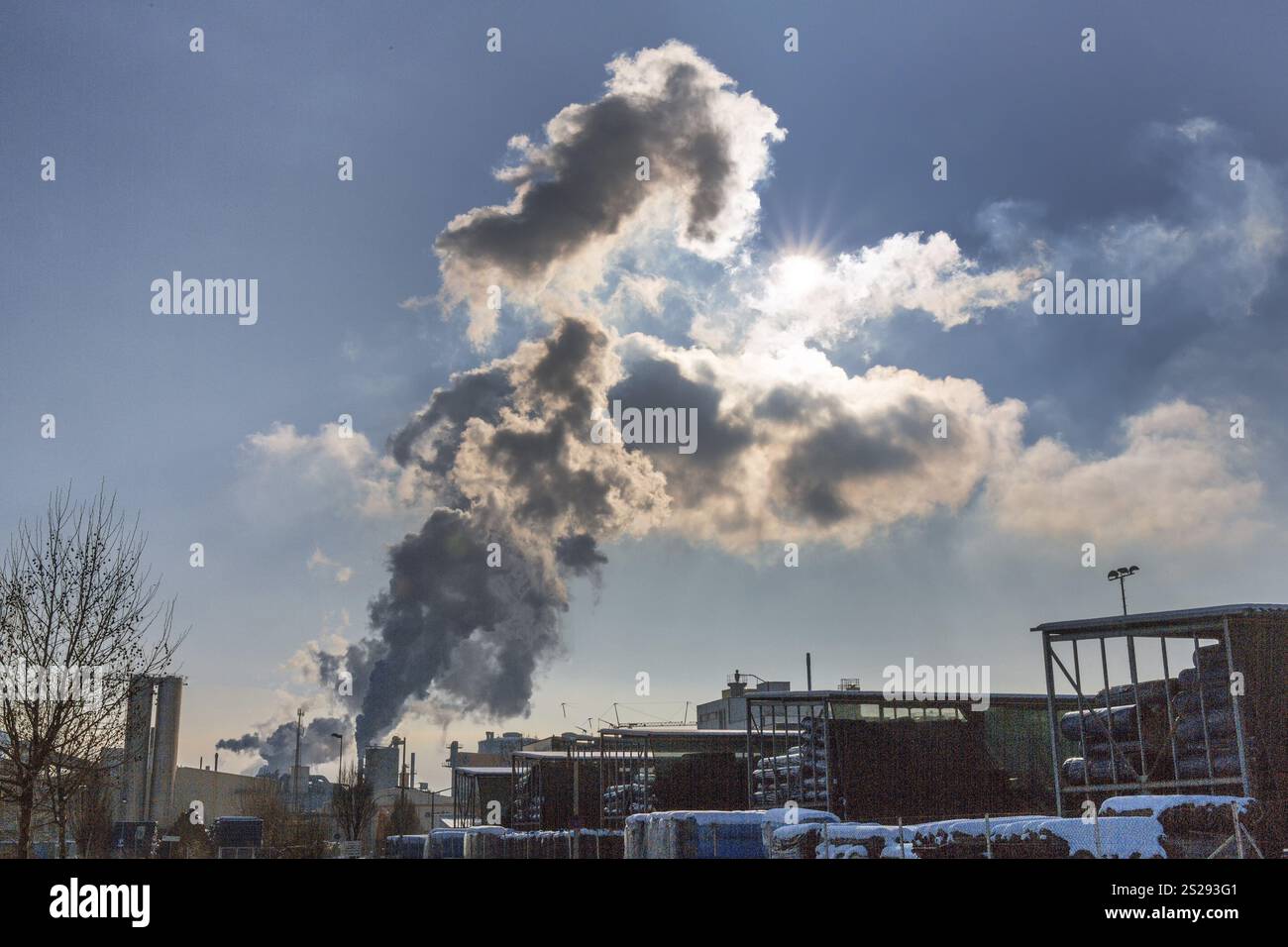 Schornstein einer Industrieanlage mit Rauch. Symbolisches Foto für Umweltschutz und Ozon Stockfoto