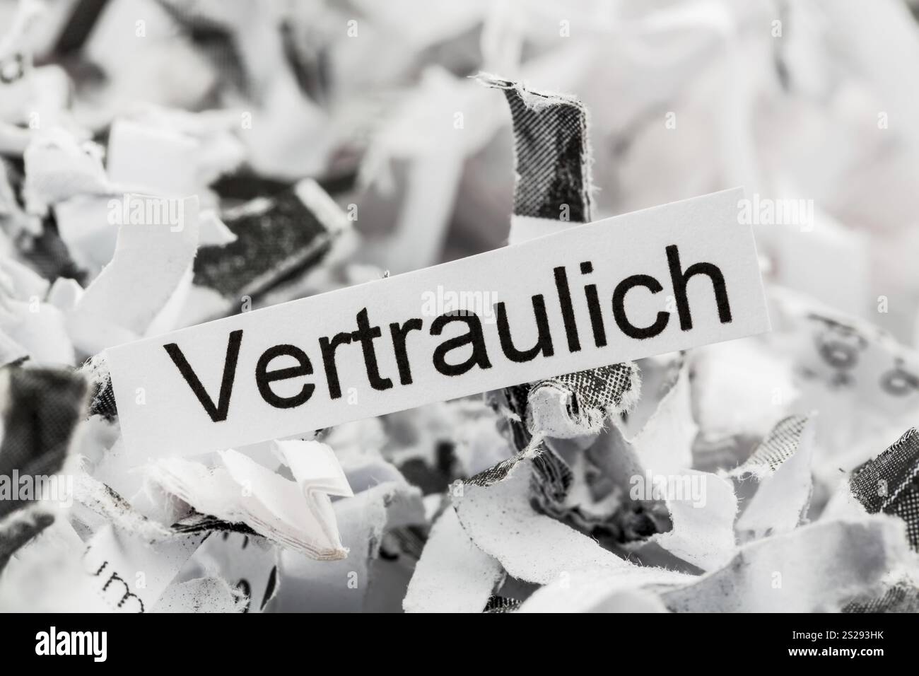 Papier schreddert mit dem Schlüsselwort vertraulich, symbolisches Foto für die Datenvernichtung und Vertraulichkeit Stockfoto