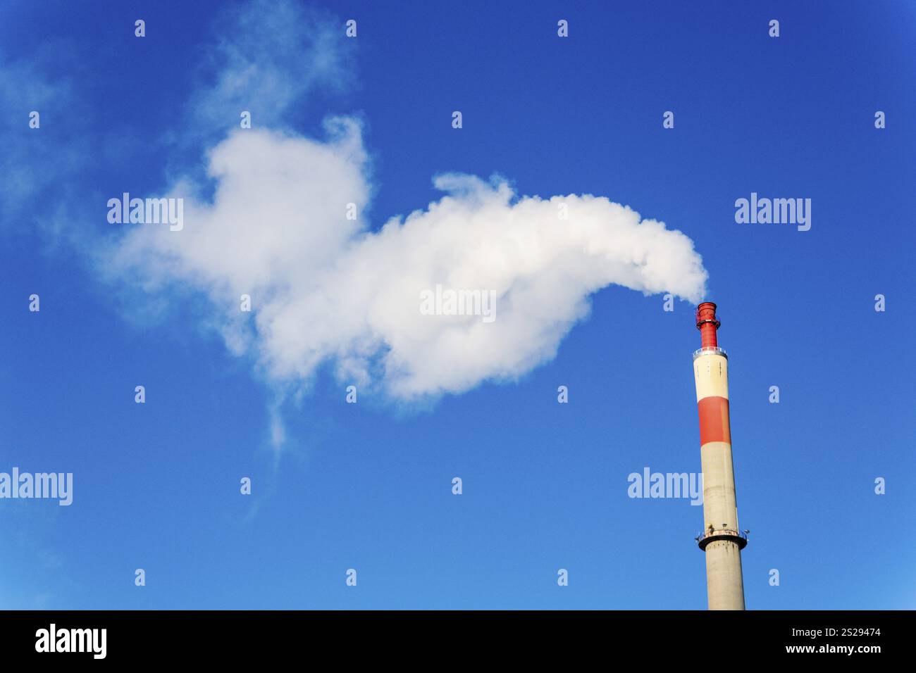Schornstein einer Industrieanlage mit Rauch. Symbolisches Foto für Umweltschutz und Ozon. Österreich Stockfoto