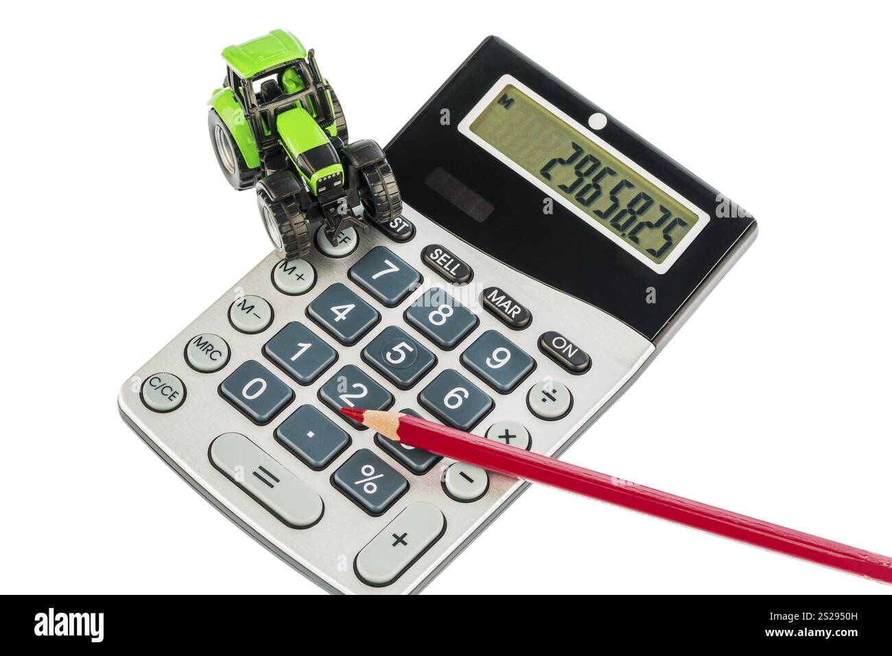 Ein Traktor und ein roter Stift auf einem Rechner. Kosten für Benzin, Verschleiß und Versicherung. Kosten und Subventionen in der Landwirtschaft Stockfoto