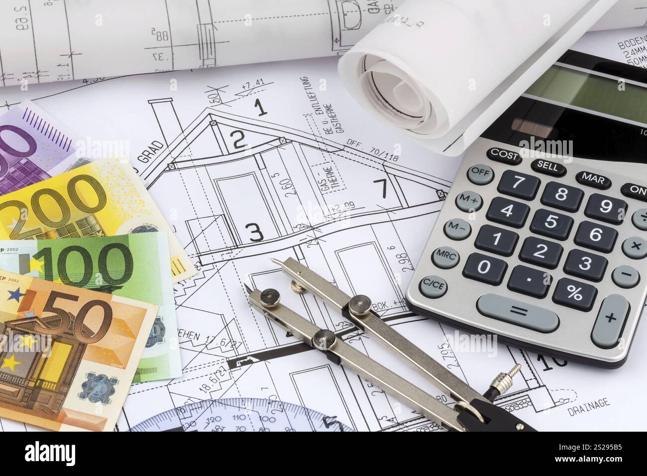 Ein Architektenbauplan mit Taschenrechner und Eurogeld. Symbolisches Foto zur Finanzierung und Planung eines neuen Hauses. Österreich Stockfoto