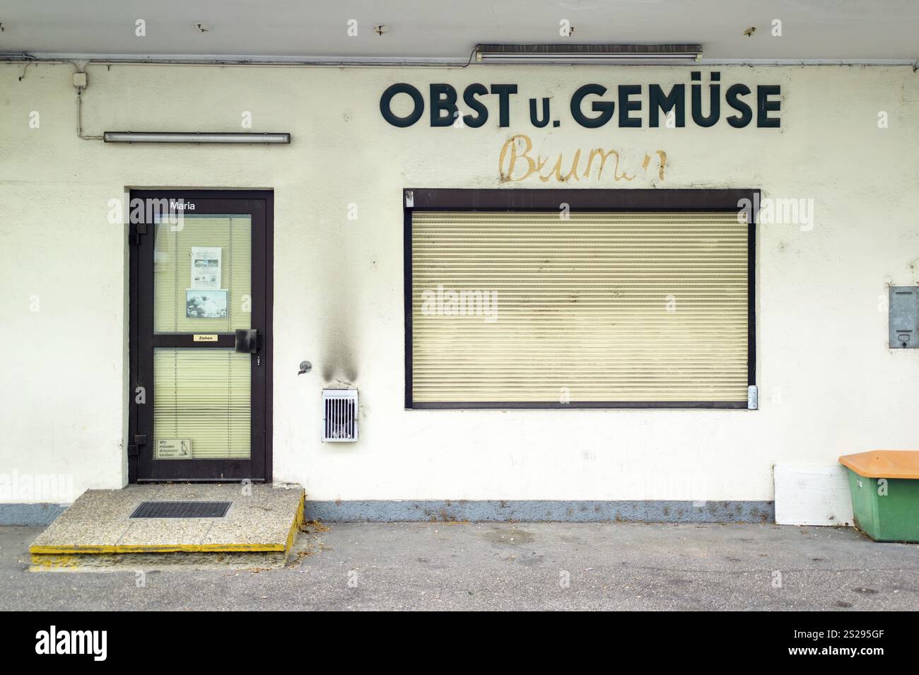 Ein alter, ausgelassener Obst- und Gemüseladen. Krise und Konjunkturabschwung Stockfoto
