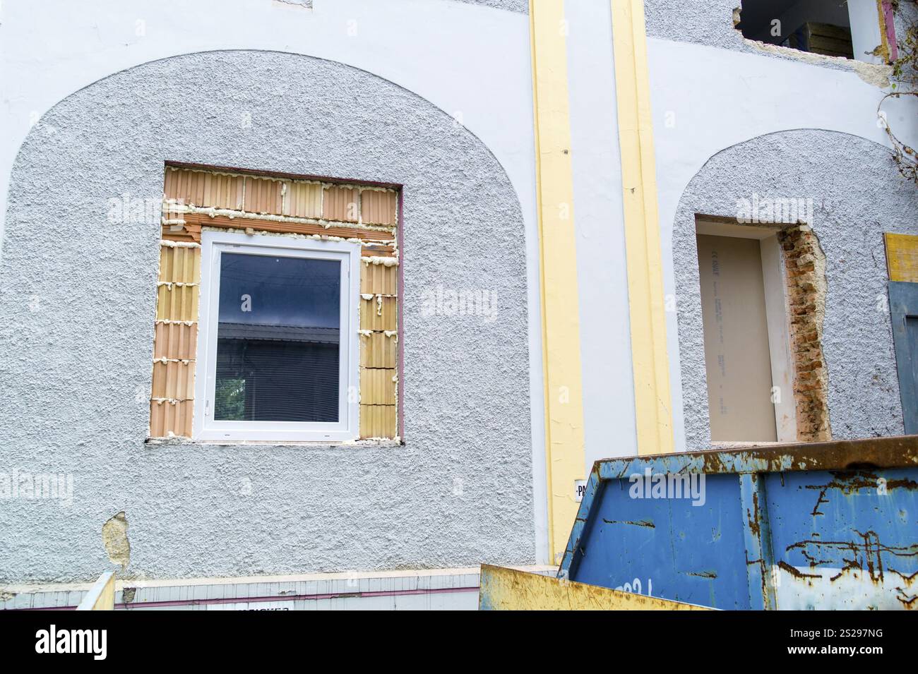 In einem alten Haus werden neue Fenster installiert. Renovierung und Renovierung alter Gebäude Stockfoto