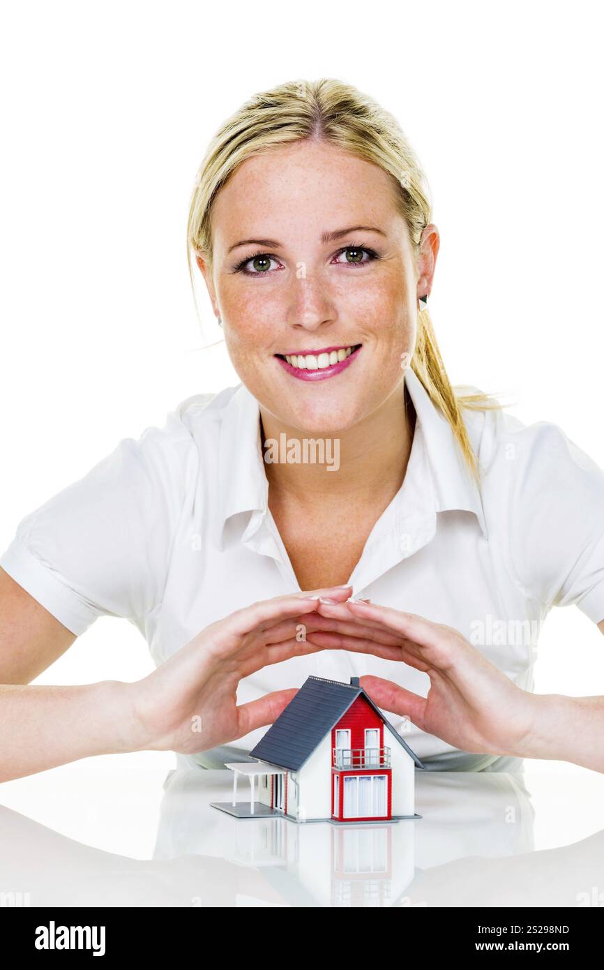 Eine Frau beschützt Ihr Haus und Ihr Zuhause. Gute Versicherungen und seriöse Finanzierungen sorgen für ein beruhigendes Gefühl. Österreich Stockfoto