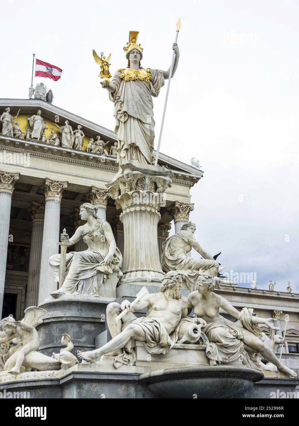 Das parlament in Wien, Österreich. Mit der Statue von Pallas Athena, der griechischen Göttin der Weisheit. Österreich Stockfoto