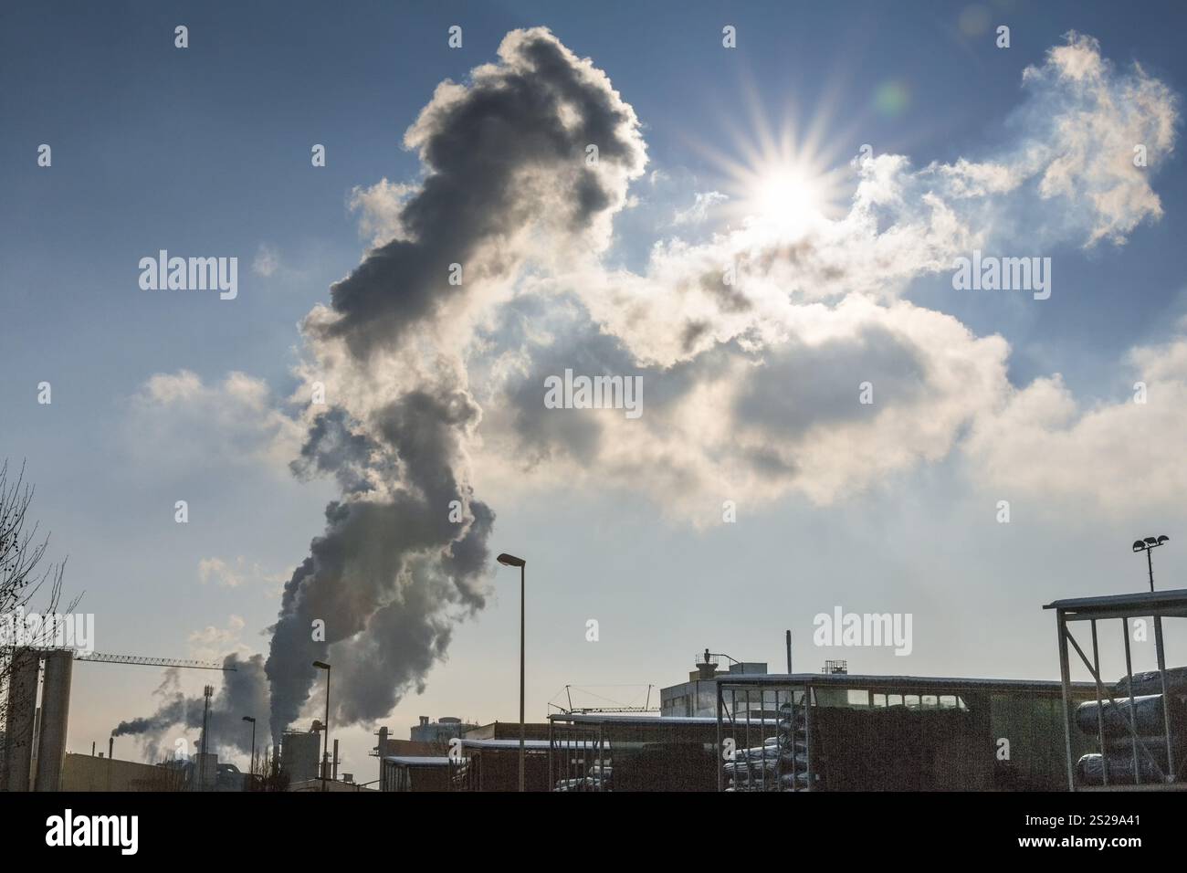 Schornstein einer Industrieanlage mit Rauch. Symbolisches Foto für Umweltschutz und Ozon. Österreich Stockfoto