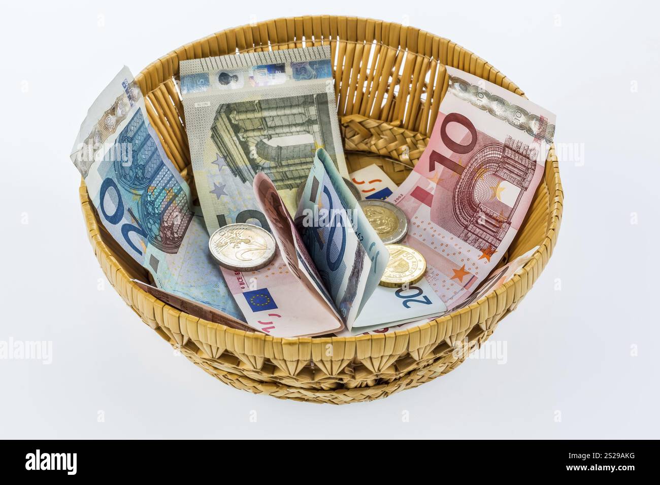 Ein Korb mit Spendengeldern und Trinkgeldern Österreich Stockfoto