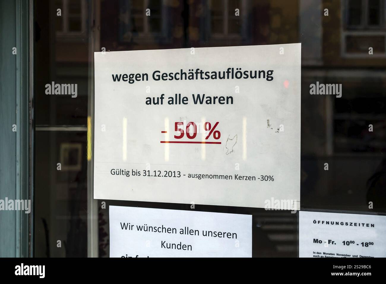 Aufgrund der Schließung des Ladens werden Waren in Promotion zu einem niedrigeren Preis verkauft. Österreich Stockfoto