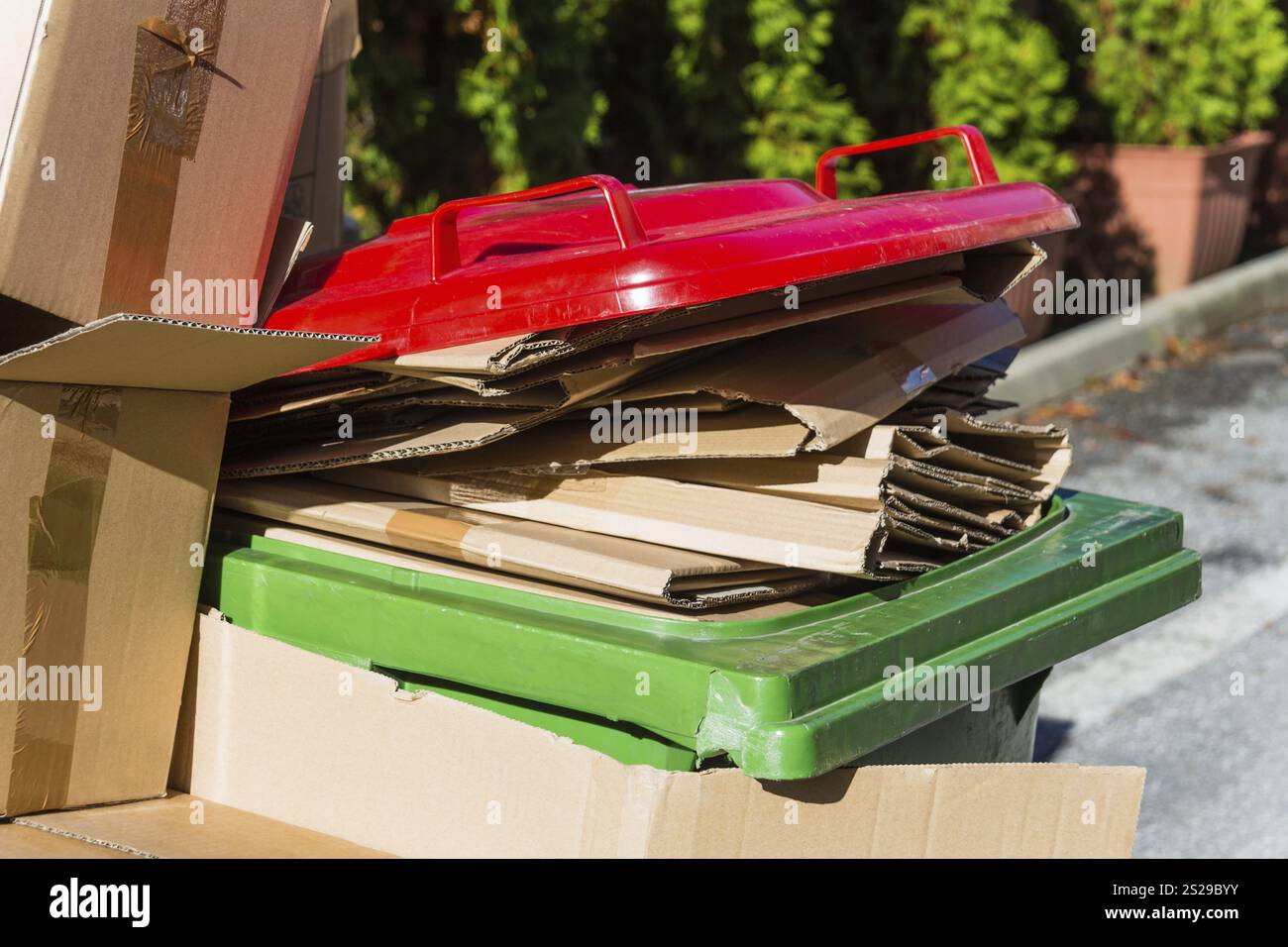 Leere Kartons mit Verpackungen warten darauf, zur Altpapiersammelstelle gebracht zu werden. Abfallvermeidung durch ökologisches Recycling Stockfoto