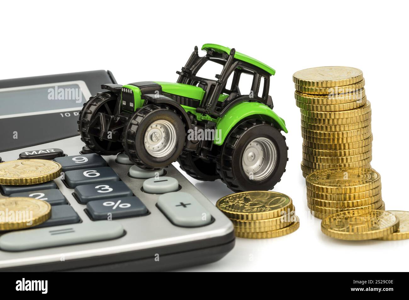 Die Landwirte in der Landwirtschaft müssen mit steigenden Kosten rechnen. Höhere Preise für Futtermittel, Düngemittel und Pflanzen. Traktor mit Münzen und Taschenrechner Stockfoto