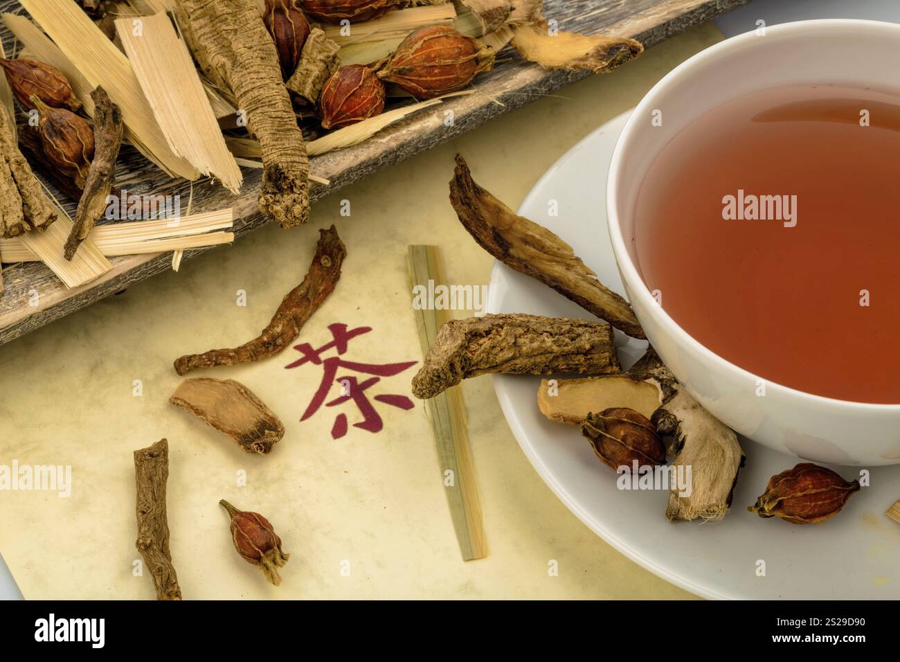 Zutaten für einen Tee in der traditionellen chinesischen Medizin. Heilung von Krankheiten durch alternative Methoden Stockfoto