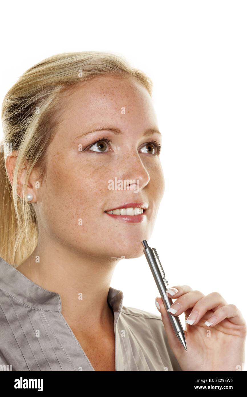 Eine nachdenkliche junge Frau mit einem biro. Unternehmensgründung und Geschäftsidee Österreich Stockfoto