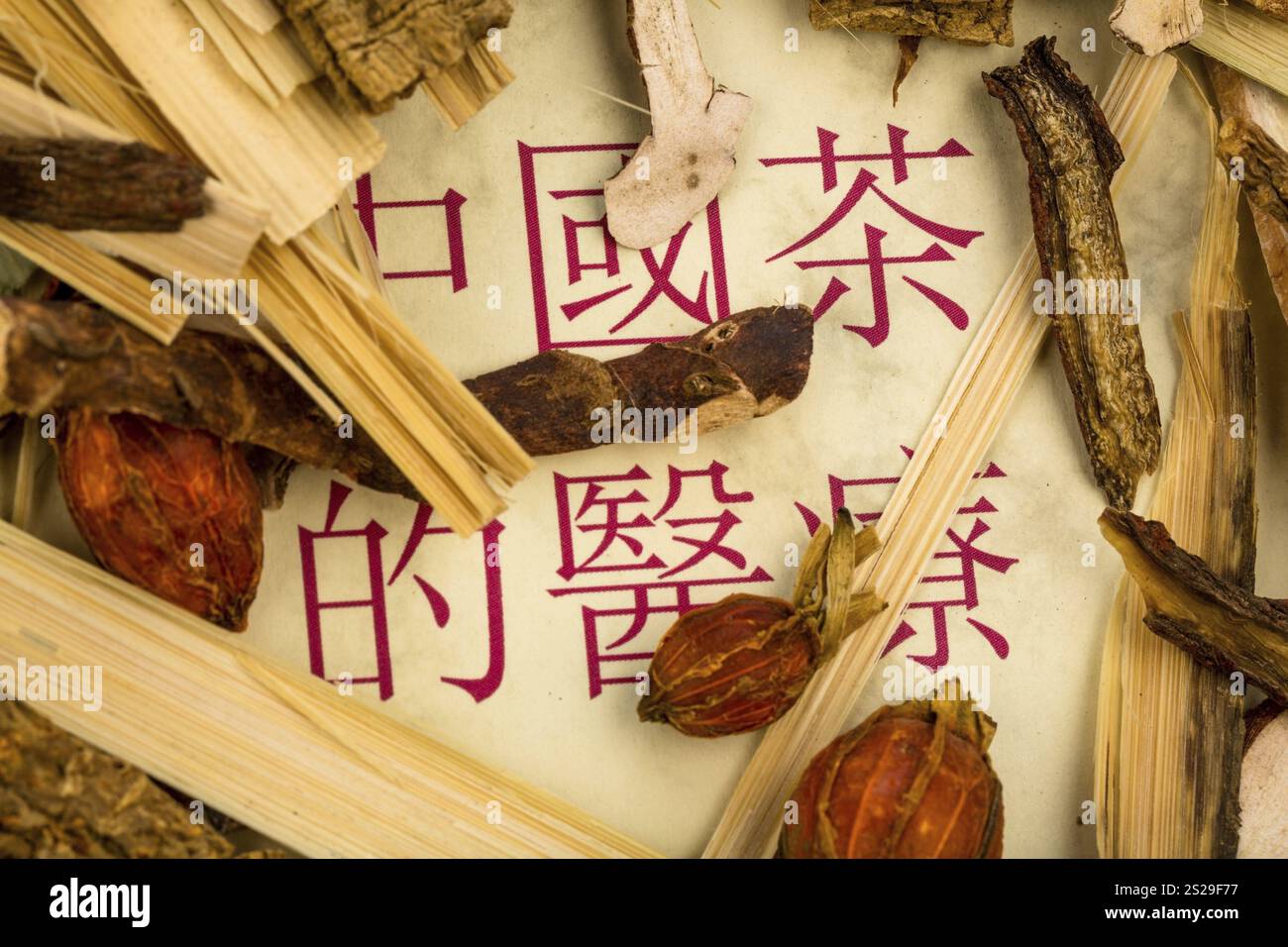 Zutaten für einen Tee in der traditionellen chinesischen Medizin. Heilung von Krankheiten durch alternative Methoden. Österreich Stockfoto