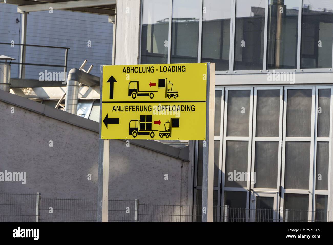 Ein Schild weist auf die verschiedenen Tor-Tor für die Abholung und Lieferung von Gütern per LKW hin Stockfoto