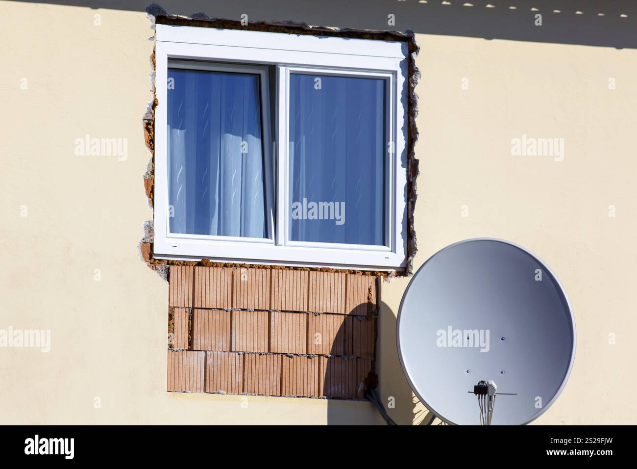 Umbau und Renovierung eines Wohngebäudes. Neue Fenster wurden installiert Stockfoto