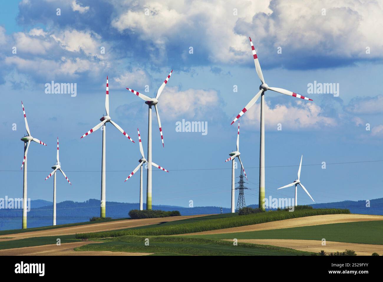 Windkraftanlage eines Windkraftwerks. Erzeugung alternativer und nachhaltiger Energie zur Stromerzeugung Österreich Stockfoto
