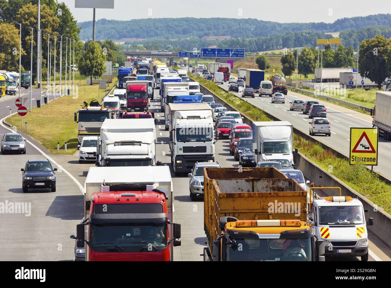 Nicht funktionierende Notspur im Stau auf einer Autobahn Österreich Stockfoto