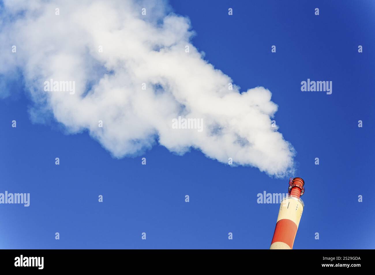 Schornstein einer Industrieanlage mit starkem Rauch. Symbolisches Foto für Umweltschutz und Ozon Stockfoto
