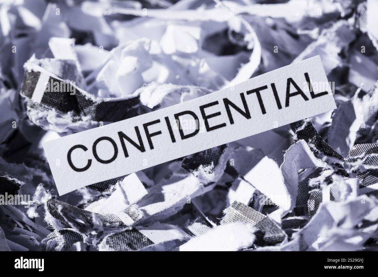 Papierschredder mit dem Stichwort vertraulich, symbolisches Foto für Datenvernichtung, Bankgeheimnis und Vertraulichkeit Österreich Stockfoto