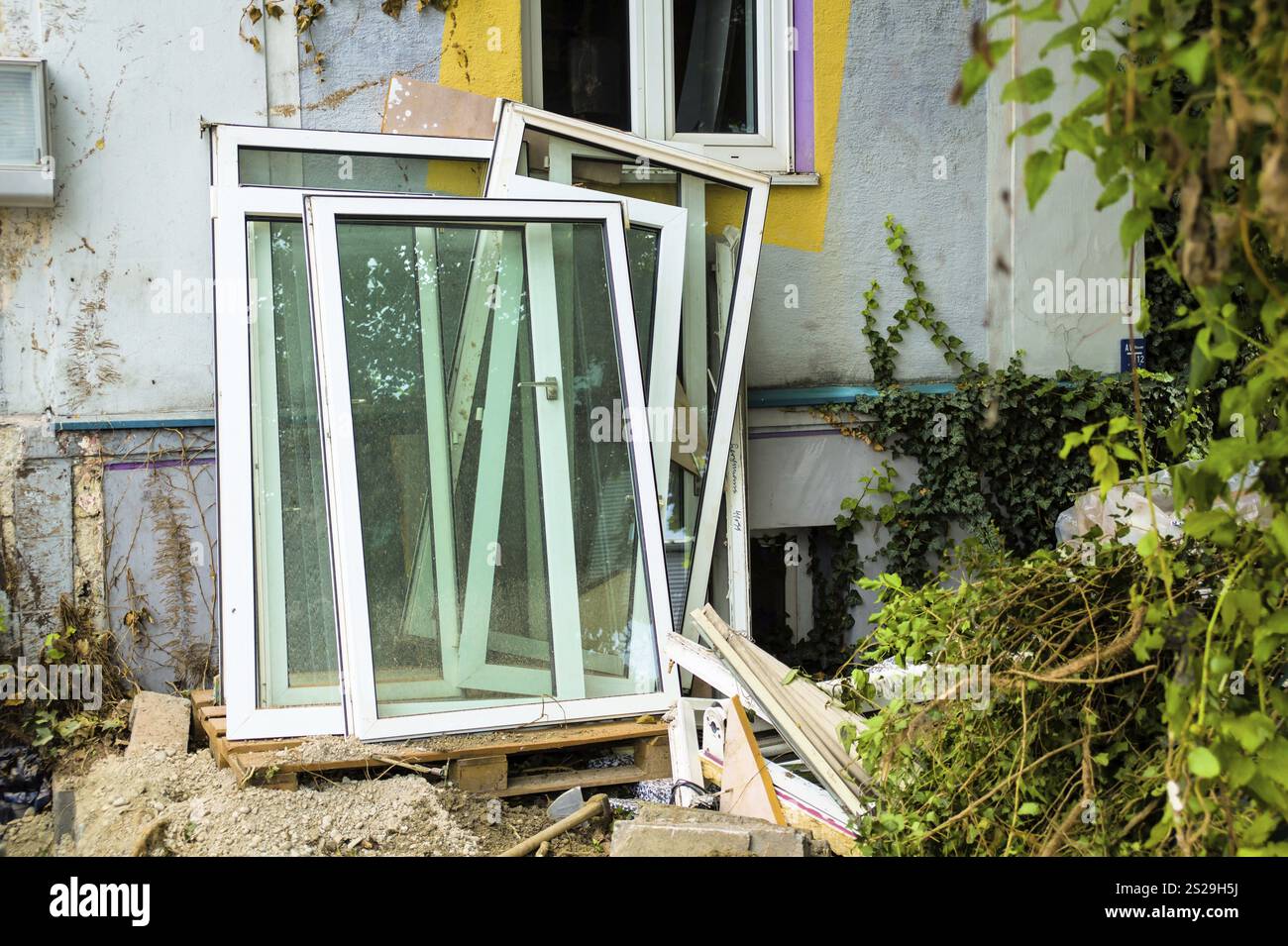 Bauabfälle aus der Renovierung und Sanierung alter Gebäude Stockfoto