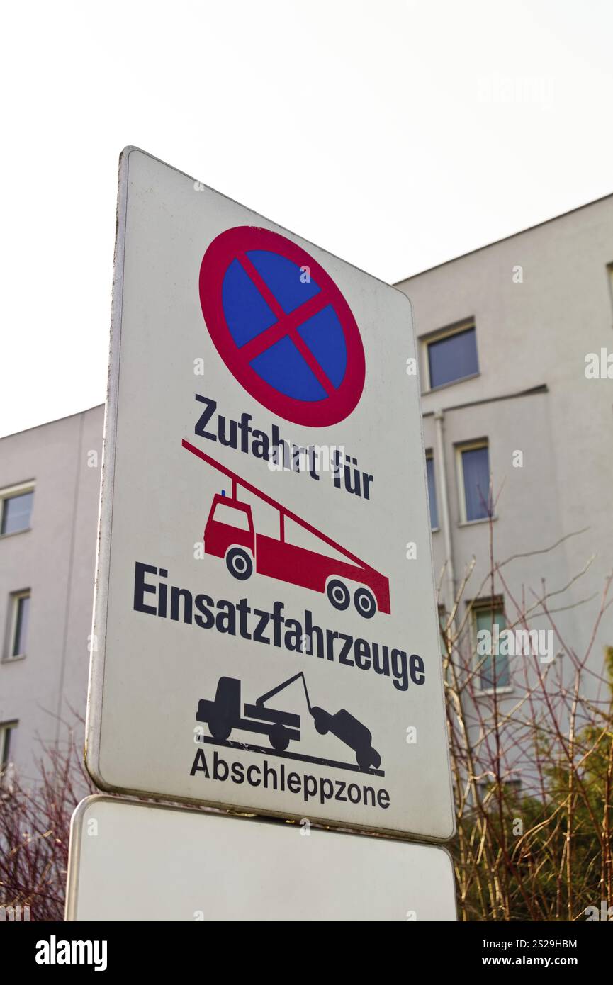 Kein Anhalten aufgrund einer Zufahrtsstraße für Einsatzfahrzeuge wie Krankenwagen oder die Feuerwehr. Abschleppzone Stockfoto