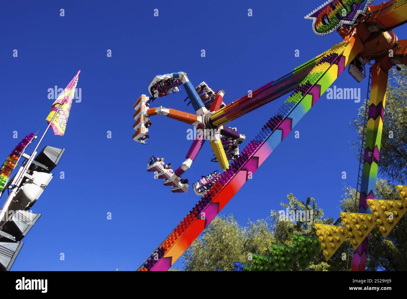 Fährt auf einem Volksfest. Atmosphäre und Nervenkitzel Stockfoto