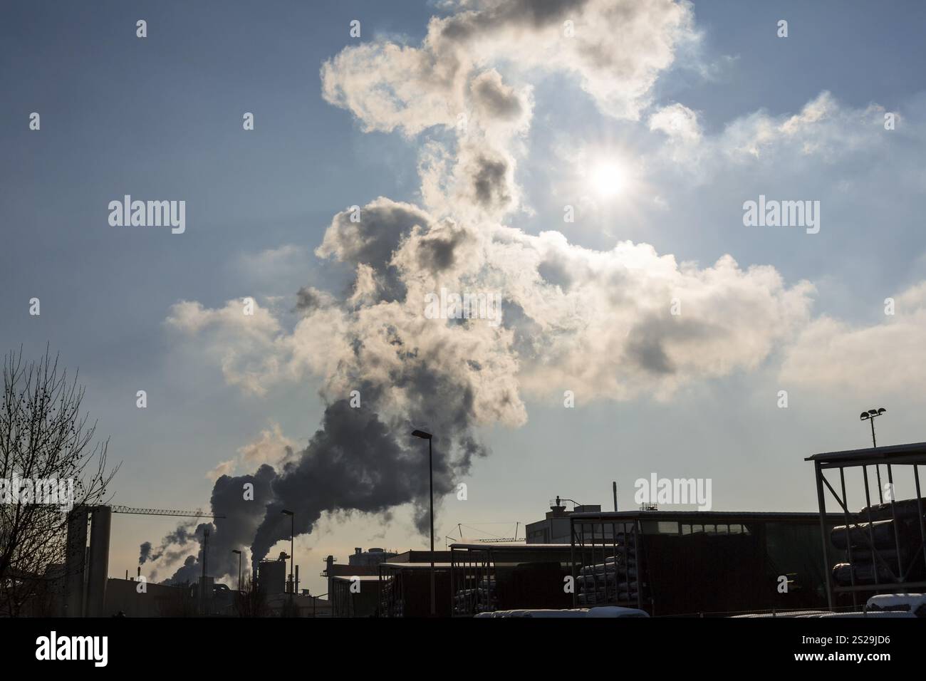 Schornstein einer Industrieanlage mit Rauch. Symbolisches Foto für Umweltschutz und Ozon Stockfoto