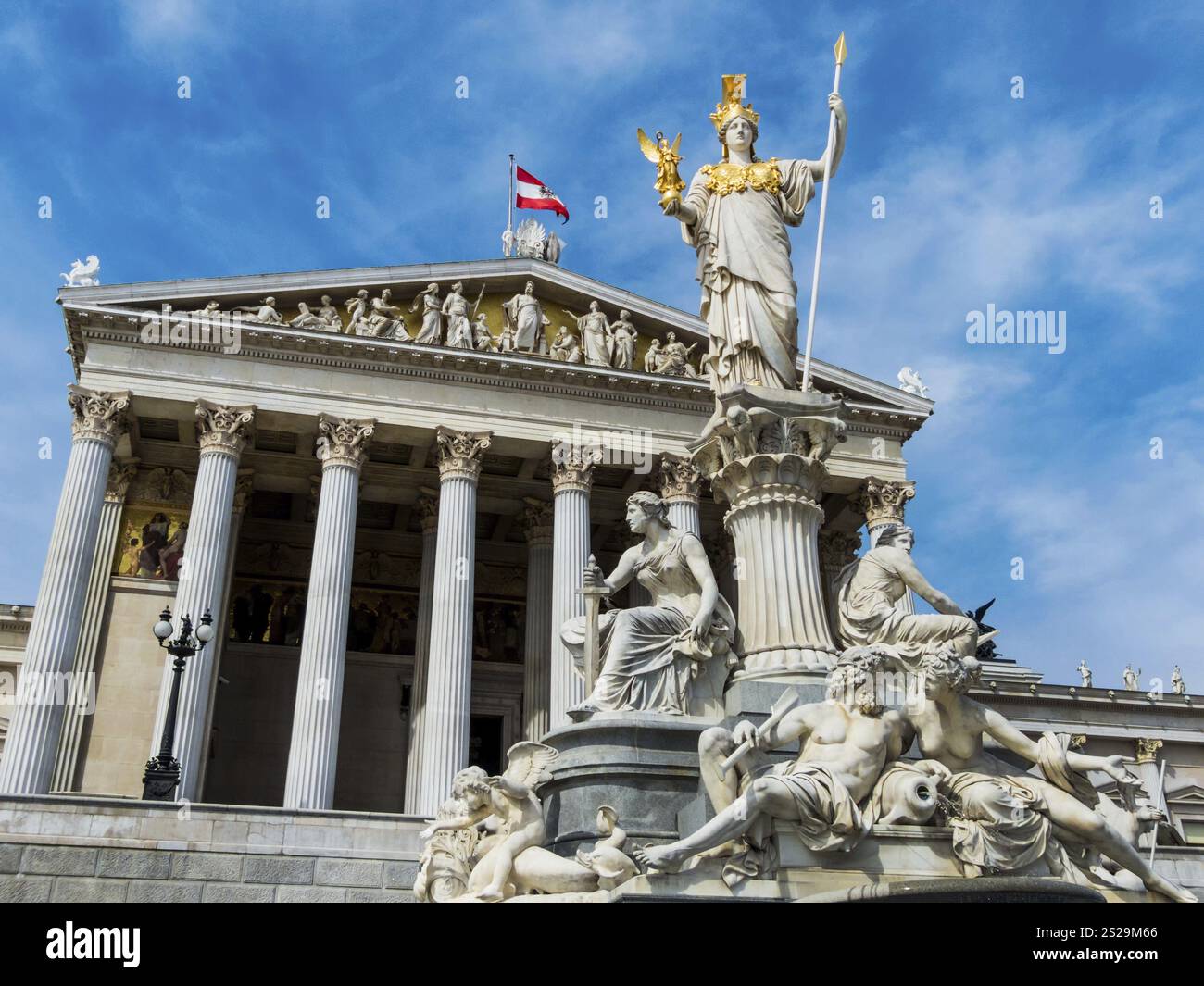 Das parlament in Wien, Österreich. Mit der Statue von Pallas Athena, der griechischen Göttin der Weisheit. Österreich Stockfoto