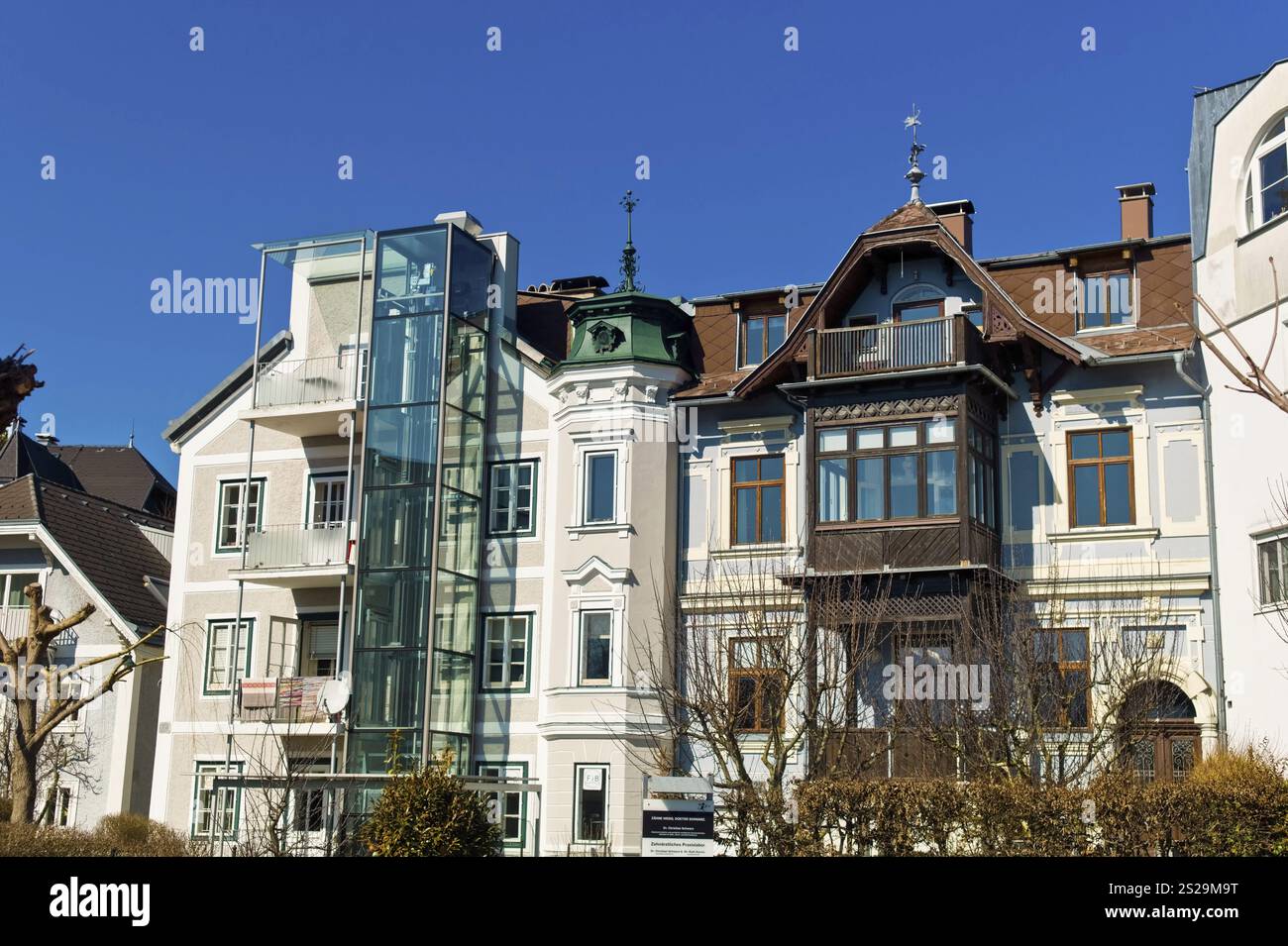 Die Nachrüstung eines Lifts (Lift) in einem alten Haus. Renovierung und Renovierung alter Wohngebäude Stockfoto