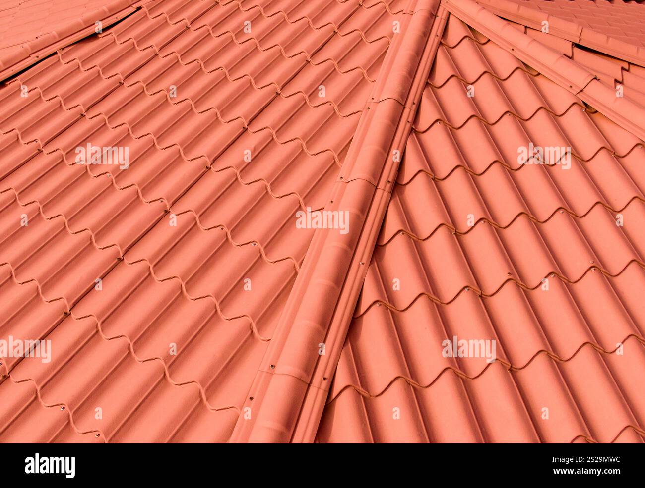 Tagesdrohnenbilder eines Geschäftsgebäudes mit Einem Metalldach, das wie Tonfliesen aussieht Stockfoto