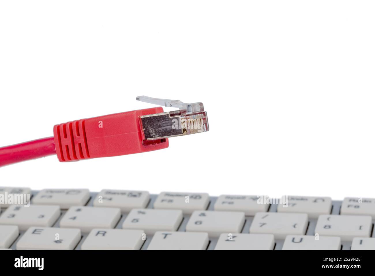 Netzwerkkabel auf Tastatur, symbolisches Foto für Flatrate, E-Commerce, globale Kommunikation Österreich Stockfoto