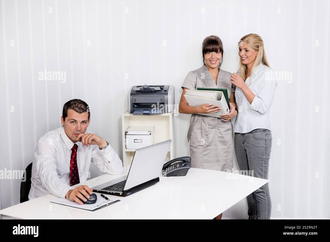 Mobbing am Arbeitsplatz in einem Büro Stockfoto