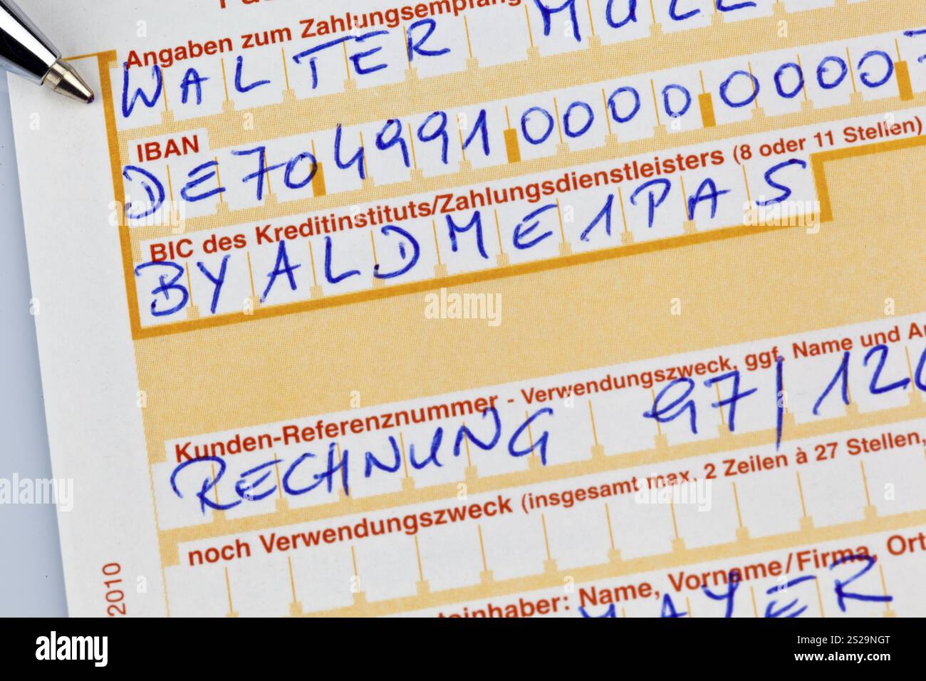 Ein Zahlungsbeleg für Banküberweisung mit IBAN-Nummer und BIC-Code in Deutschland. Österreich Stockfoto