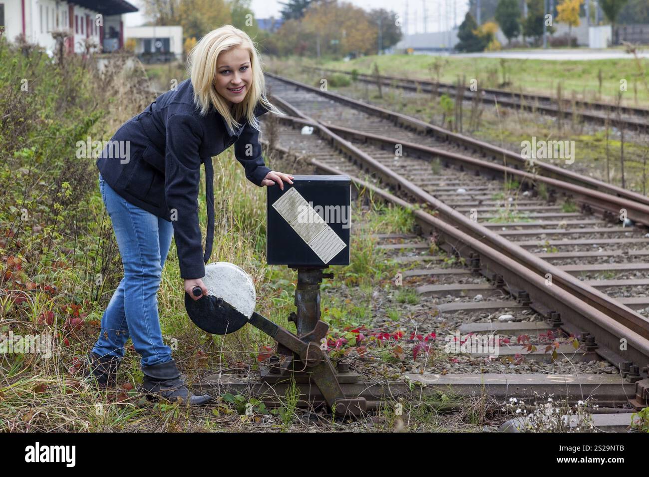 Eine junge Frau stellt die Weichen für ihr zukünftiges Leben. Die richtigen Entscheidungen sind nicht immer leicht zu treffen Stockfoto