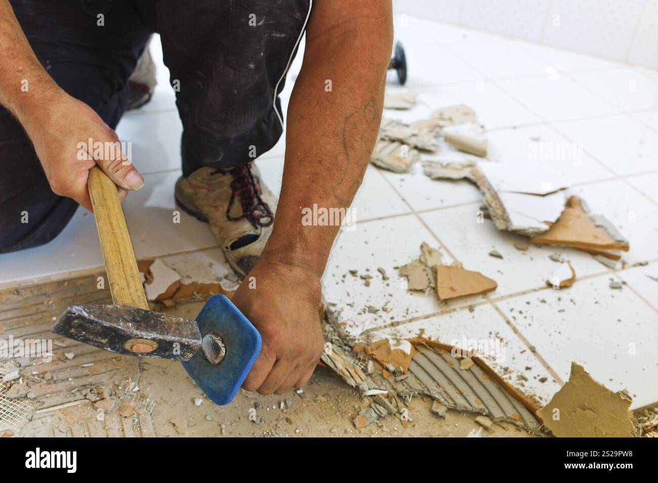 Die Renovierung und Renovierung eines Badezimmers durch einen Baumeister Österreich Stockfoto