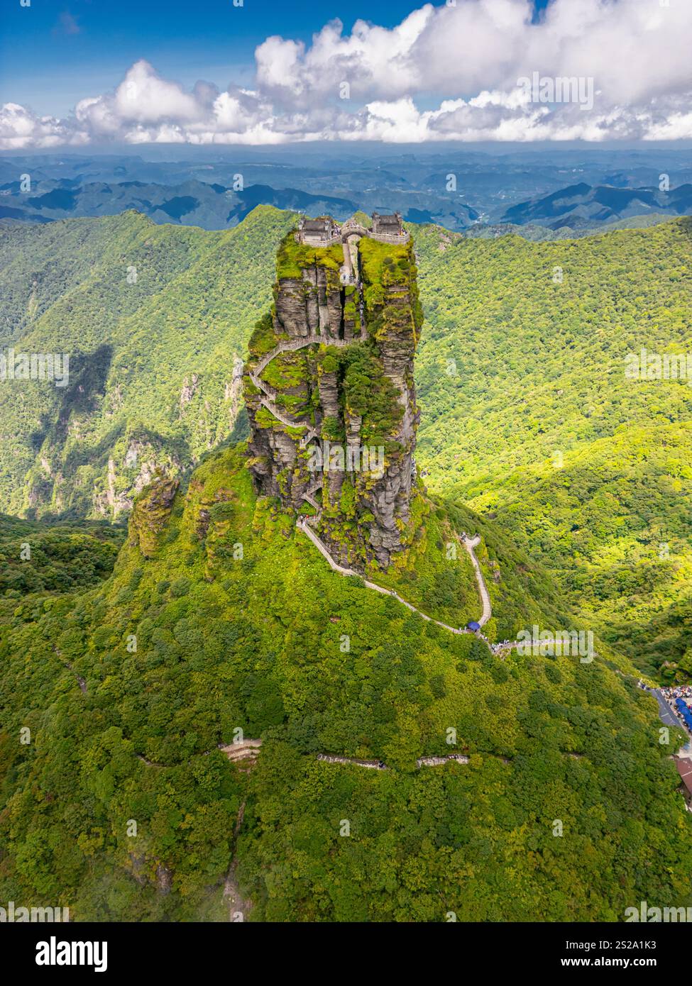 Panoramablick auf den Fanjingshan Berg mit Blick auf den Fanjing Berg und den neuen goldenen Gipfel mit buddhistischem Tempel auf der Spitze in Guizhou China Stockfoto