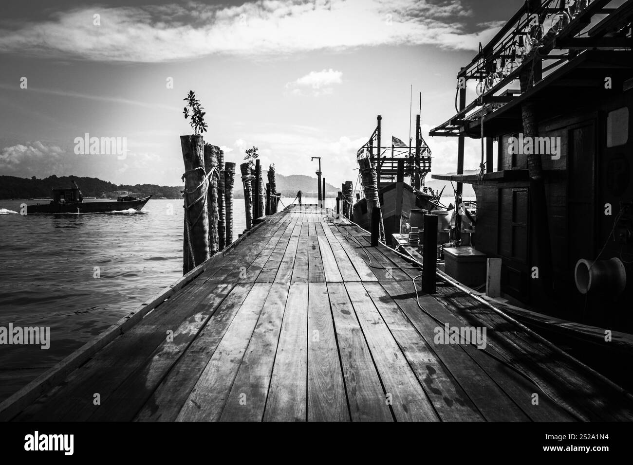 SYMMETRISCHER BLICK AUF DEN BOOTSSTEG BEI PANGKOR ISLAND Stockfoto
