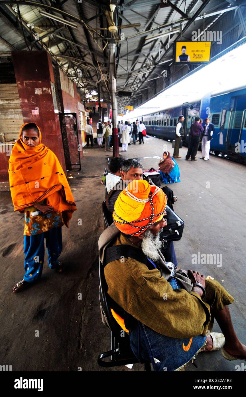 Ein Sikh Nihang wartet auf den Zug am Bahnhof in Lucknow, Indien. Stockfoto