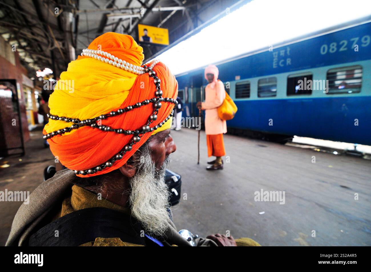 Ein Sikh Nihang wartet auf den Zug am Bahnhof in Lucknow, Indien. Stockfoto