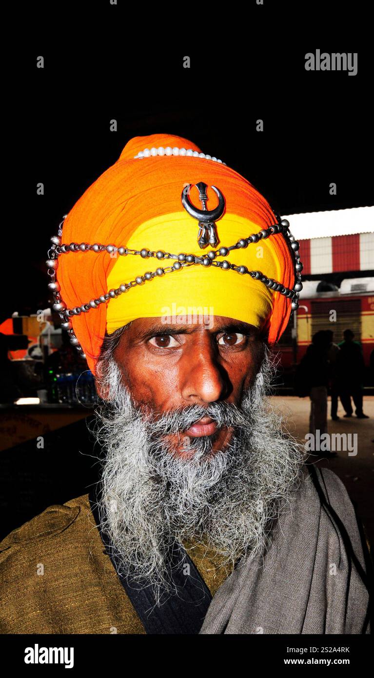 Porträt eines Sikh Nihang am Bahnhof in Lucknow, Indien. Stockfoto