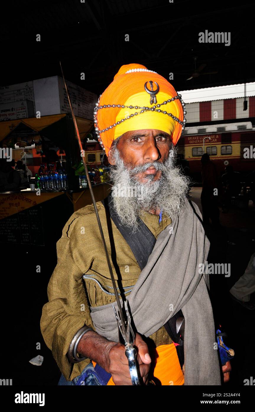 Porträt eines Sikh Nihang am Bahnhof in Lucknow, Indien. Stockfoto