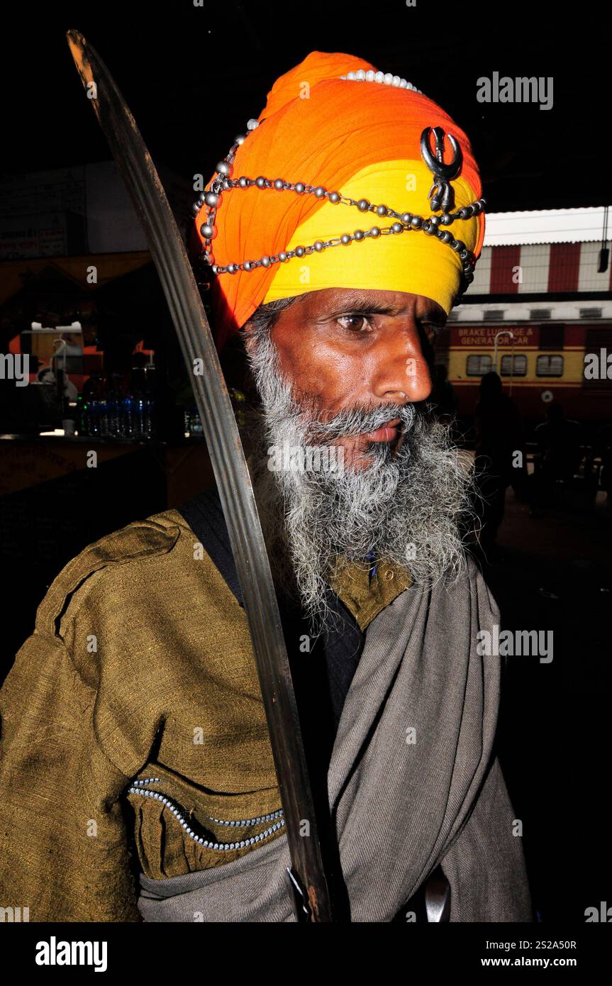 Porträt eines Sikh Nihang am Bahnhof in Lucknow, Indien. Stockfoto