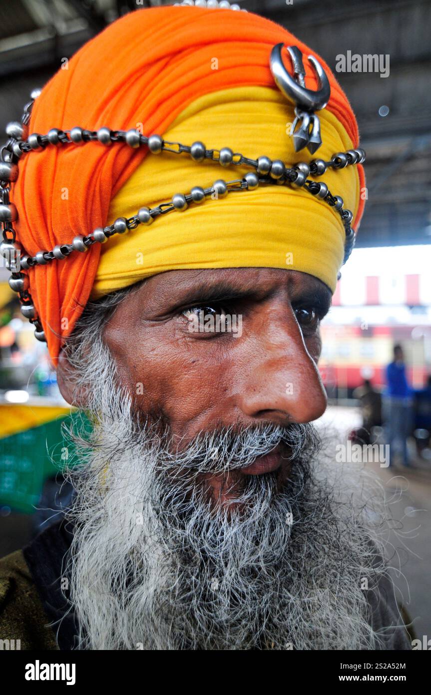 Porträt eines Sikh Nihang am Bahnhof in Lucknow, Indien. Stockfoto