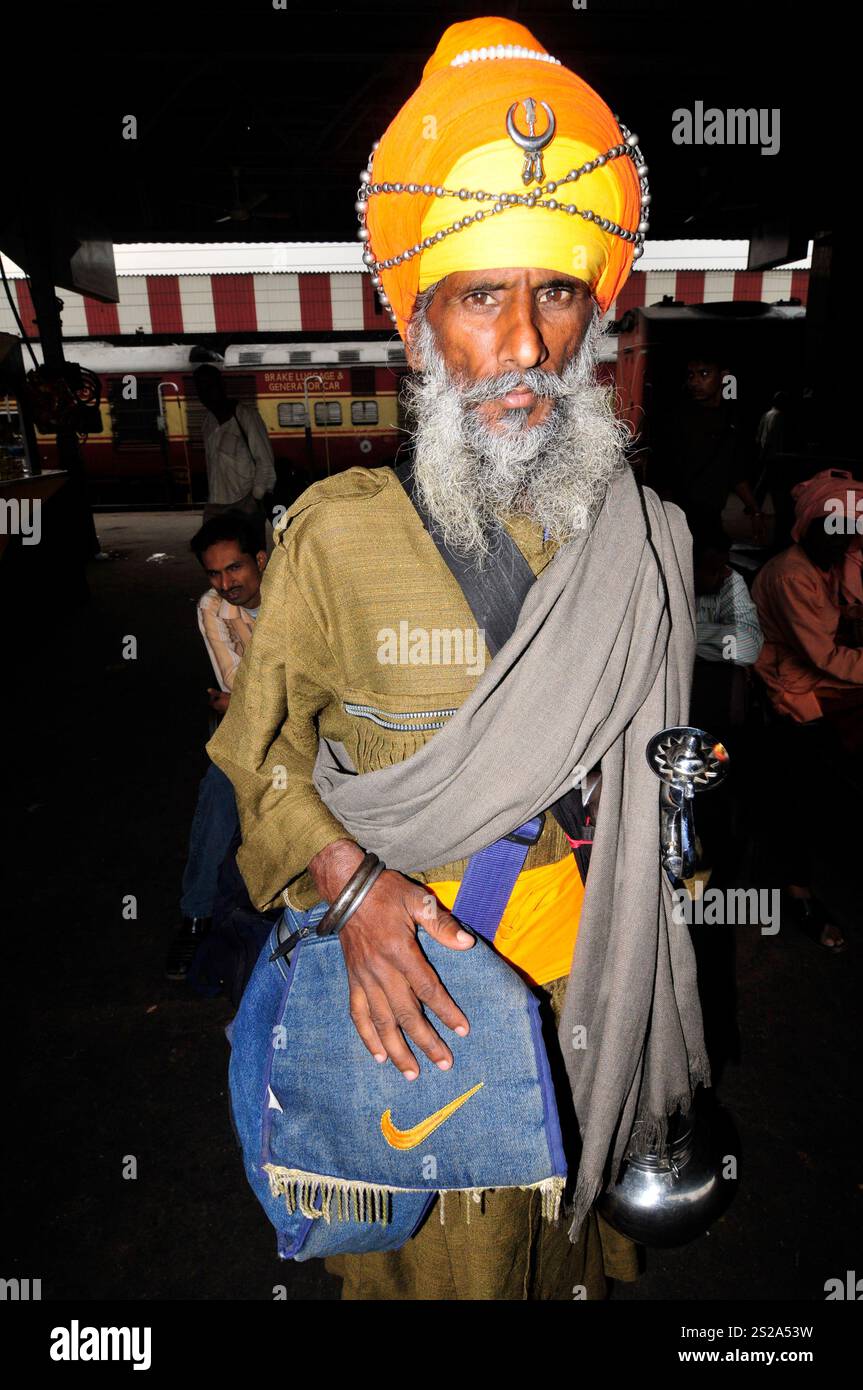 Porträt eines Sikh Nihang am Bahnhof in Lucknow, Indien. Stockfoto