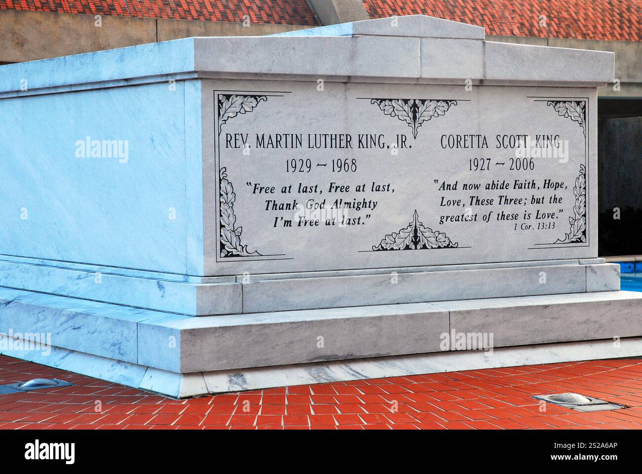 Die Gräber von Dr. Martin Luther King Jr und seiner Frau Coretta Scott King stehen vor dem Zentrum für Gewaltfreiheit in Atlanta Stockfoto