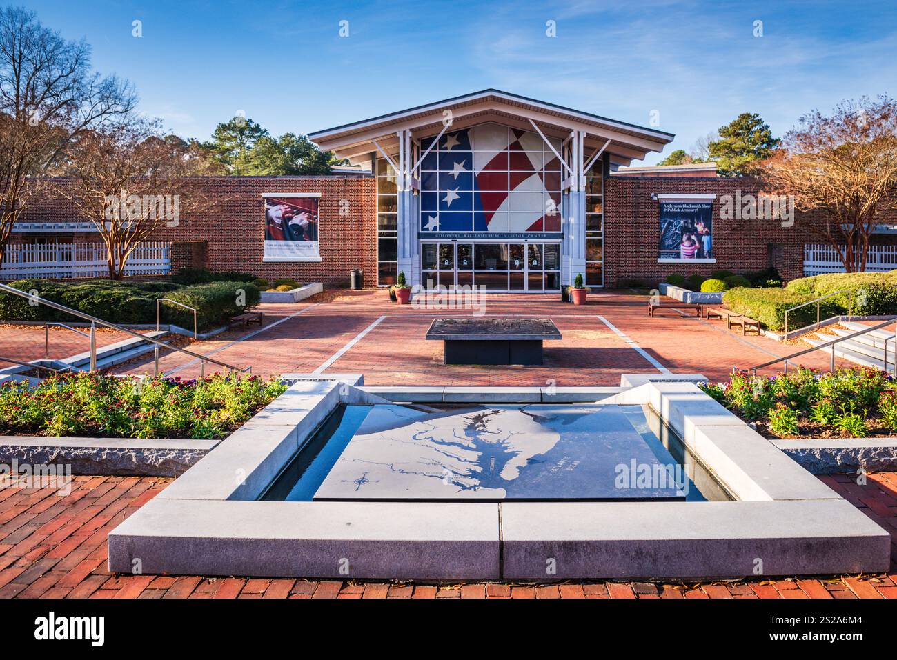 Williamsburg, VA USA - 18. Dezember 2017: Außenansicht des Colonial Williamsburg Regional Visitor Center in Williamsburg, Virginia. Stockfoto