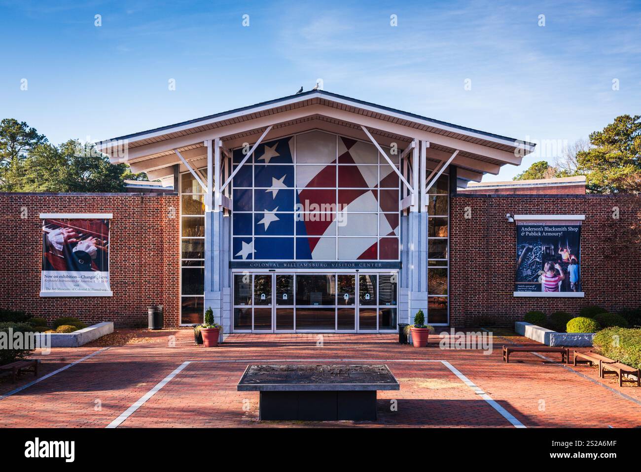 Williamsburg, VA USA - 18. Dezember 2017: Außenansicht des Colonial Williamsburg Regional Visitor Center in Williamsburg, Virginia. Stockfoto